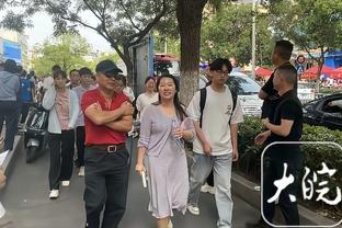 干净又卫生？切尔西老板伯利双手挖鼻屎，随后将手指放进嘴里